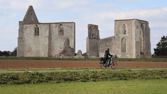 Radfahrerin vor der Ruine der Zisterzienserabtei