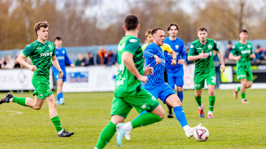 Linus Peuter (in Blau, am Ball) mischt wieder mit: Der 26-jährige Mittelfeldspieler stand nach 18 Monaten und einem Knorpelschad