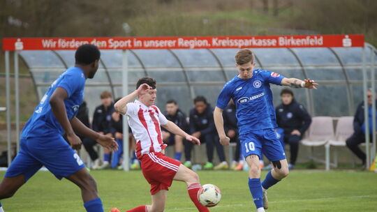 Eingekreist: Lukas Stallbaum vom SC Idar-Oberstein versucht, sich gegen Mordecai Zuhs (links) und Dennis Arnst von Cosmos Koblen