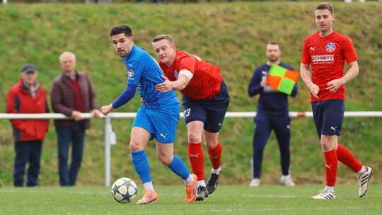 Der FC Emmelshausen-Karbach II um den Ex-Mörschbacher Dominik Kunz (in Blau) war im Argenthaler Waldstadion von Mörschbachs Kapi