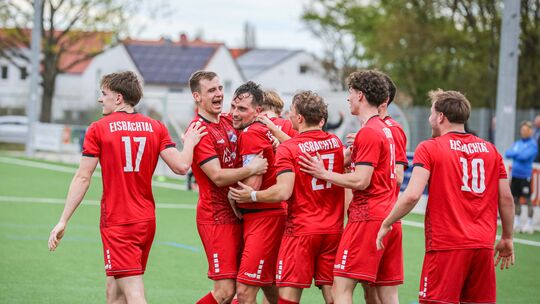 Nach dem 3:2-Führungstreffer der Eisbachtaler in Ludwigshafen durch Kapitän Max Olbrich (3. von links) kannte die Eisbachtaler F