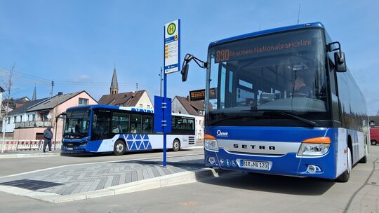 Vom neuen Busbahnhof am Talweiherplatz in Birkenfeld fahren auch im Schuljahr 2027/28 weiterhin Busse zur IGS Türkismühle.
