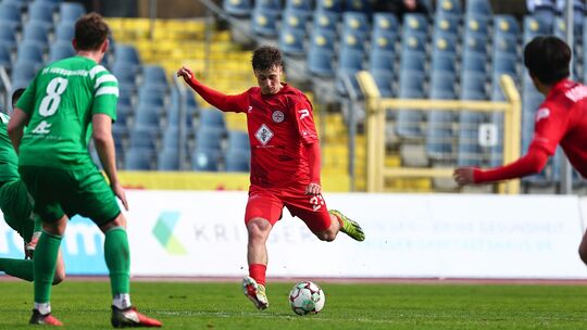 Phil Thieltges (rotes Trikot) erzielte den einzigen Treffer der Partie beim wichtigen 1:0-Sieg seines FC Rot-Weiss Koblenz beim