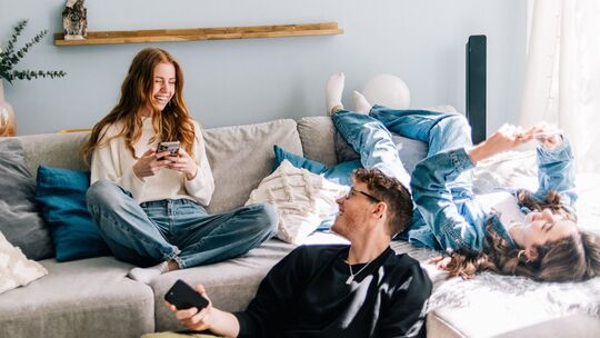 Jugendliche auf einer Couch