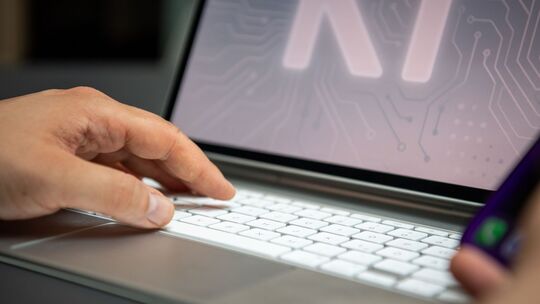 Ein Mann arbeitet am Laptop