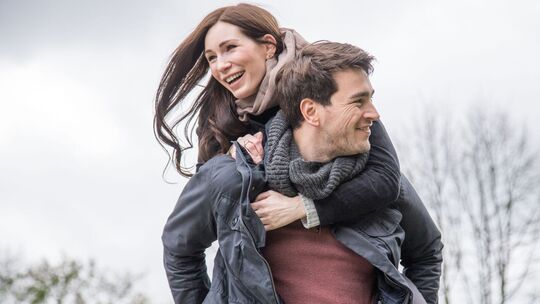 Paar geht gemeinsam spazieren