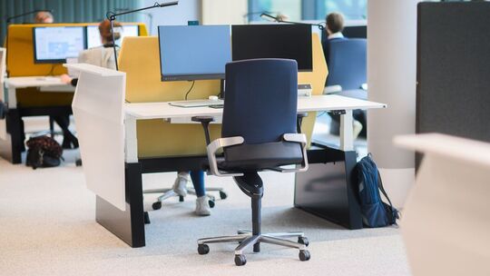 Leerer Schreibtisch in einem Großraumbüro