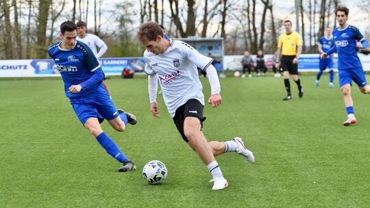 Jonas Knopp (links) von den SF Höhr-Grenzhausen und Paul Reichelt (am Ball) vom TuS Montabaur lieferten sich mitunter rassige La