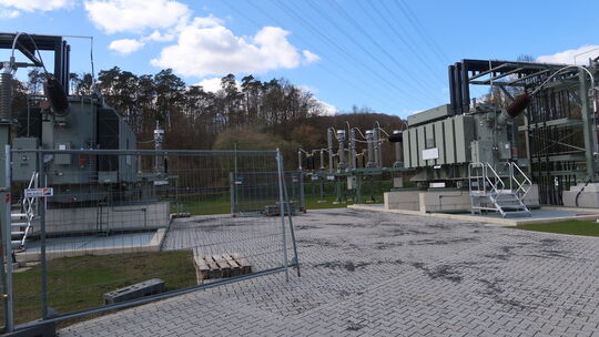 Das Unternehmen Westnetz hat in Scheuerfeld eine neue Umspannanlage mit zwei Transformatatoren in Betrieb genommen.