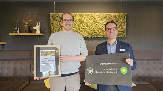 Max Stauch (links), Inhaber des Berghotels Kristall in Idar-Oberstein, freut sich, dass sein Betrieb offizieller Partner des Nat