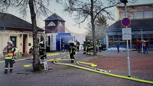 Die Feuerwehr inspizierte den Brandschutz und übte Menschenrettung am 1. April 2026 in der Kita Leinenborn auf mehreren Ebenen.