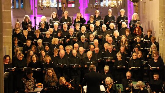 Unter dem Kreuz in der Matthiaskirche: Die Aufführung des Stabat Mater durch mehr als 70 Akteure war ein grandioses Erlebnis.