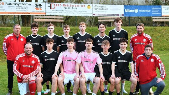 Erweitern den Kader und freuen sich schon jetzt auf die neue Saison (hinten von links): Arnold Fricker (neuer Coach der zweiten