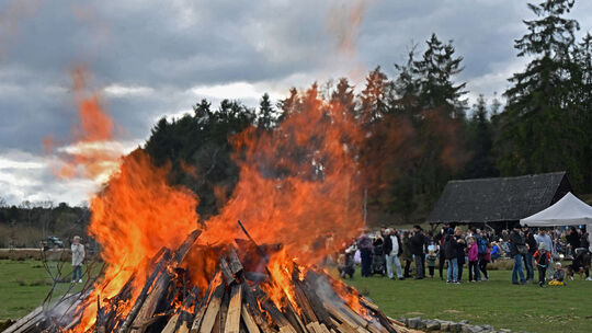 Lichterloh brannte das Osterfeuer in gebührendem Abstand zum Publikum im Tierpark in Rheinböllen.
