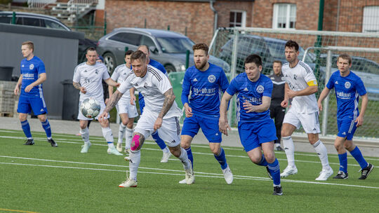 Die SG Morshausen/Beulich/Gondershausen (in Blau) und der SV Binningen liefern sich ein spannendes Duell um die Meisterschaft in