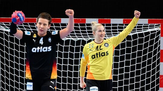 Alina Grijseels und Torhüterin Katharina Filter