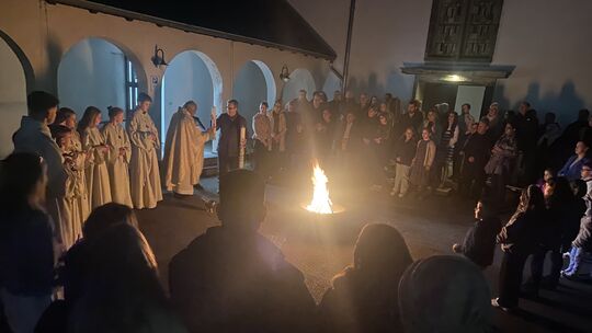 Zunächst wurde auf dem Pfarrhof das Osterfeuer entzündet, ehe die Gemeinde in die Kirche zog.