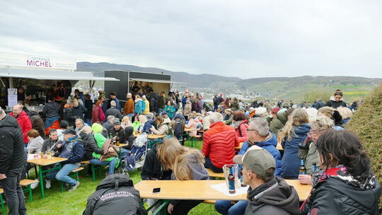 Mehrere Hundert Gäste scheuten den Weg auf den Berg nicht.