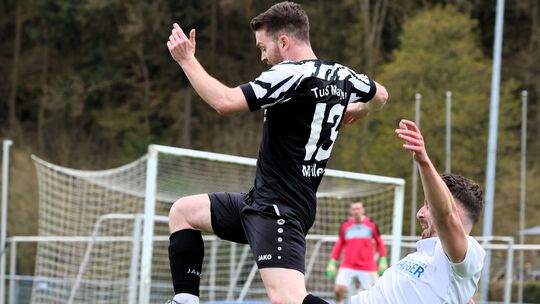 Der Einsatz stimmte bei den Fußballern des TuS Oberwinter (weiße Trikots), aber Fabian Müllen (in Schwarz) und der TuS Mayen war