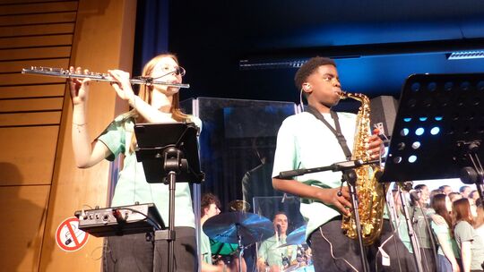 Zwei junge Solisten der herausragenden Band beim Musical von Adonia in Miehlen.