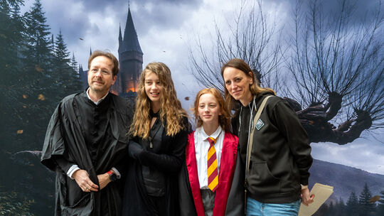 Vor einer Fotowand konnten sich Potter-Fans direkt nach Hogwarts teleportieren.