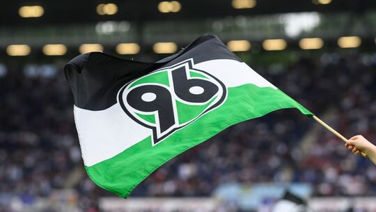 Fahne mit dem Logo von Hannover 96