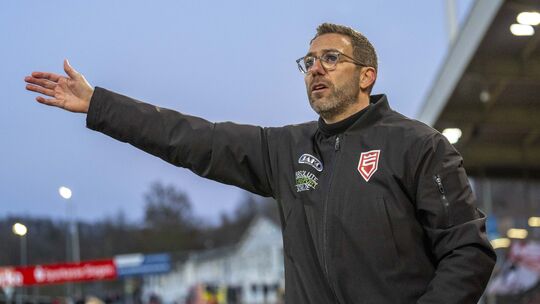 Siegens Trainer Boris Schommers war mit seinen Sportfreunden lange Zeit auf der Siegerstraße. Ein später Gladbacher Doppelschlag