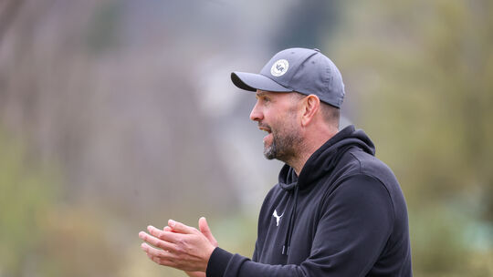 Trainer Christian Schübelin darf sich freuen. Sein VfR Baumholder bekam im Titelkampf Schützenhilfe vom FC Schmittweiler-Callbac