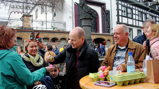 Die Tradition des Eierkibbens in Winningen zieht auch heute noch Jung und Alt in seinen Bann.