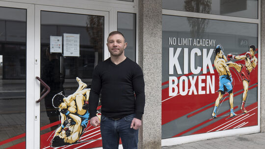 Die Nachfrage nach dem Angebot von Kampfsportschulen – hier die "No Limit Academy" von Eduard Heinz – ist groß.