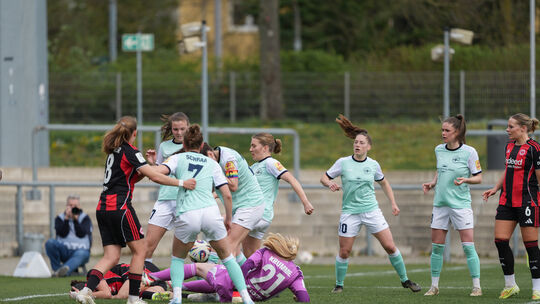 Die eingewechselte Marlene Ganßer (rechts neben Kapitänin Magdalena Schumacher) traf nach einer Ecke erst die Latte und im Nachs