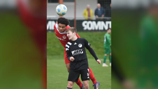 Kopfballstarker Mittelfeldspieler: Jaden Dayton (rotes Trikot) wechselt von der SG Hüffelsheim zum TuS Hackenheim.