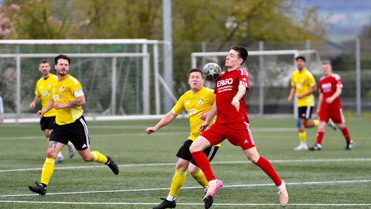 Torschützen unter sich: Hier behauptet Bogels Levin Zimmermann das Objekt der Begierde vor Yannick Altmann.