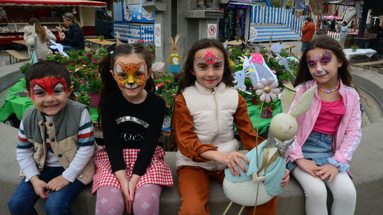 Der Brunnen, der zum Osternest umfunktioniert wurde und an dem sich künstliche Osterhasen tummelten, war Anziehungspunkt für die