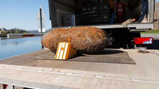 Das Foto zeigt die Bombe, die im April 2025 bei Baggerarbeiten im Koblenzer Rhein gefunden wurde. Wie die aktuelle wurde auch si