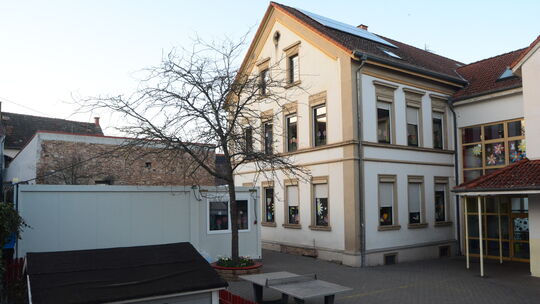 Der alte Schulcontainer, der derzeit noch auf dem Schulhof steht, könnte ausgedient haben, wenn die neuen temporären Klassenräum