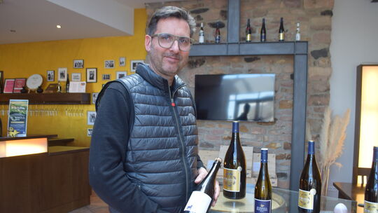 Winzer Martin Korrell hat seit Längerem einen alkoholfreien Sekt und seit letztem Jahr den Riesling zero im Sortiment. Der Gutsw