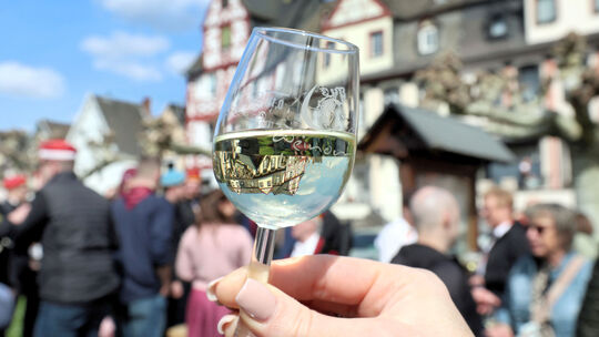 Die Besucher wurden am Rheinufer durch den VVV Leutesdorf, Weinkönigin Melanie, Bacchus Karsten und der Tanzgruppe der Andernach