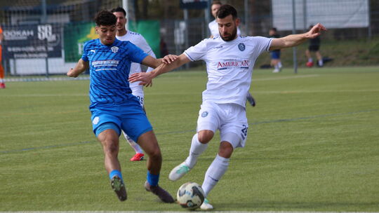 Der HSV Neuwied (rechts Matthias Fink, hier in der Partie beim FC Emmelshausen-Karbach II) ist am Dienstagabend in einem Heimspi