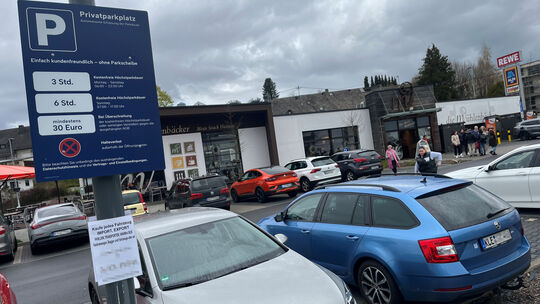 Auf dem Parkplatz in Montabaur-Allmannshausen sind Nutzungsbedingungen ausgehängt, die teilweise im Widerspruch zu den Öffnungsz