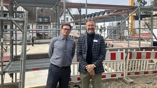 Nun geht es schell: Geschäftsführer Thorsten Mägdefrau (links) und der ärztliche Direktor Professor Wolfgang Eirund stehen vor d