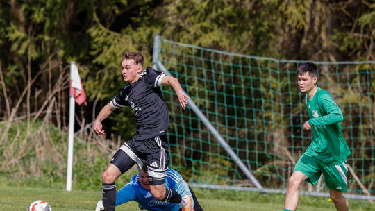 Obwohl er schon an Stipshausens Torwart Paul Rieth vorbei ist, wird Henrik Grammes (schwarzes Trikot) hier noch nicht treffen. S