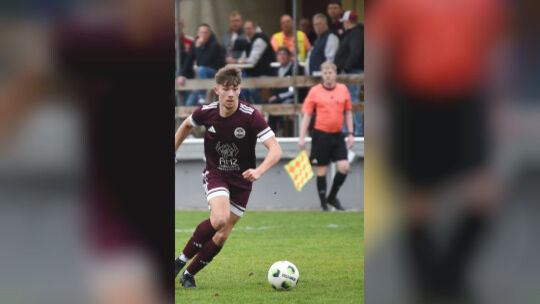 Justus Rech kann die 0:3-Niederlage des FC Schmittweiler in Hinterweidenthal nicht verhindern.