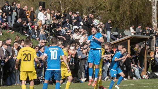 Volles Haus in Spabrücken: 600 Zuschauer sahen, dass sich die favorisierte SG Soonwald (blaue Trikots) gegen die kampfstarken Ga
