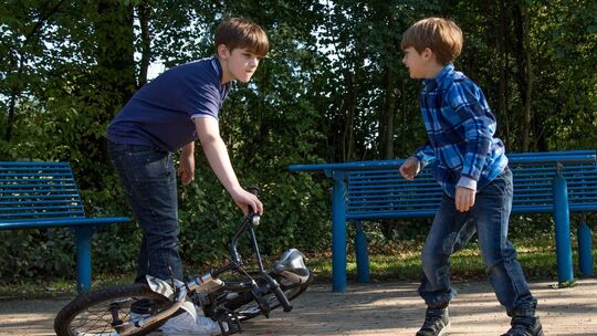 Zwei Brüder streiten sich um ein Fahrrad