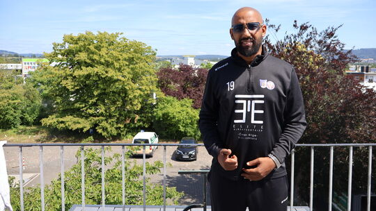 Moulay Soufian Cherif, der auch als Rapper „Black Moulay“ bekannt ist, gehört zu den Organisatoren eines Hallenfußballturniers,