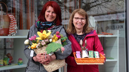 Der "Weltladen" hat einen Filmabend gewonnen: Sabine Stein (Vorsitzende der Altenkirchener "Eine-Welt-Gruppe", rechts) und ihre