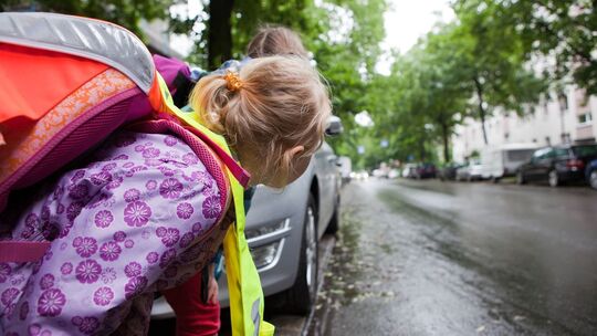 Ein Kind möchte die Straße überqueren