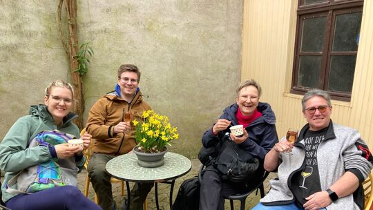 Mit Übergangsjacke und Rucksack ausgerüstet ging es auf Genusswanderung, während der man sich neben fruchtigen Winzerprodukten a