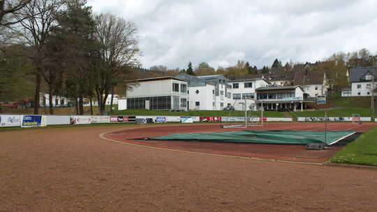Die Laufbahn im Dr. Grosse-Sieg-Stadion ist - ebenso wie die halbrunden Leichtathletikfelder hinter den Toren - in die Jahre gek